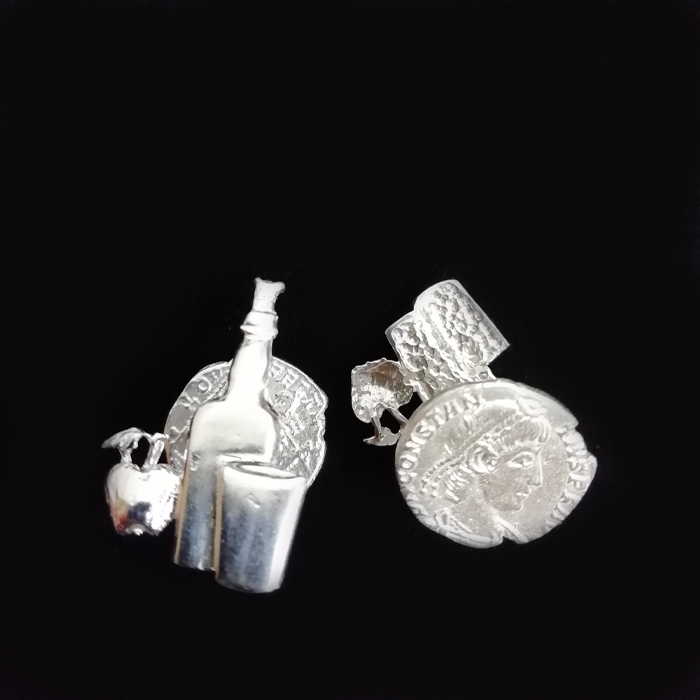 imagen gemelos plata con botella sidra, vaso y manzana
